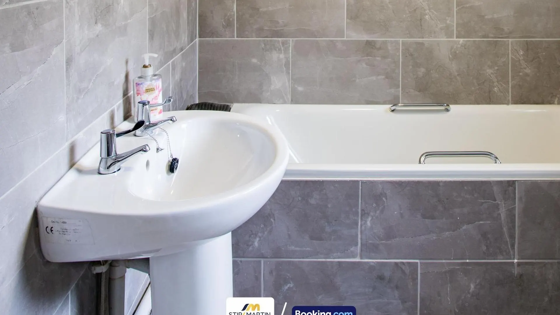 2 Bed Apartment By Stirkmartin Stays Short Lets & Serviced Accommodation Cardiff With Free Parking & 7Mins To City Centre